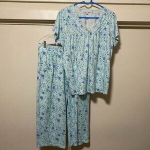 Moonflower short sleeve, blue & white floral capri pajamas, size L